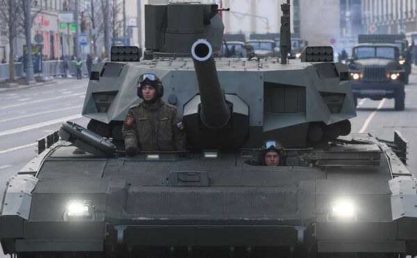 Экипаж танка Т-14 &quot;Армата&quot; готовится к репетиции парада. - Sputnik Латвия