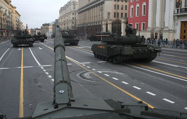 Колонна военной техники проезжает по Тверской улице перед мэрией столицы. - Sputnik Латвия