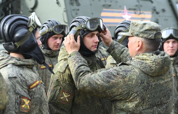 Военнослужащие перед началом ночной репетиции военного парада. - Sputnik Латвия