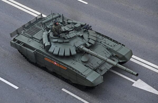 Танк Т-72Б3М в колонне военной техники. - Sputnik Латвия