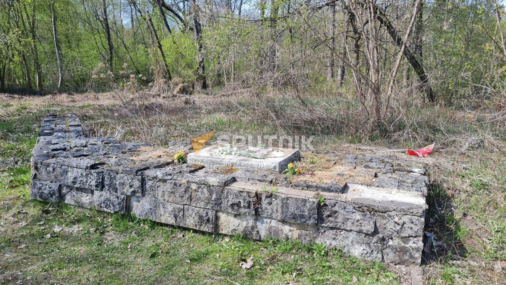 Оскверненный вандалами памятный мемориал в честь освободителей Риги в Адажи Оскверненный вандалами памятный мемориал в честь освободителей Риги в Адажи - Sputnik Латвия, 1920, 30.04.2022