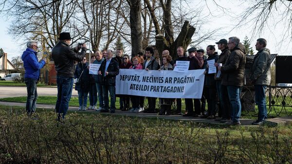 Представители РСЛ провели пикет против сноса памятного камня Теодору Нетте на станции Икшкеле - Sputnik Латвия