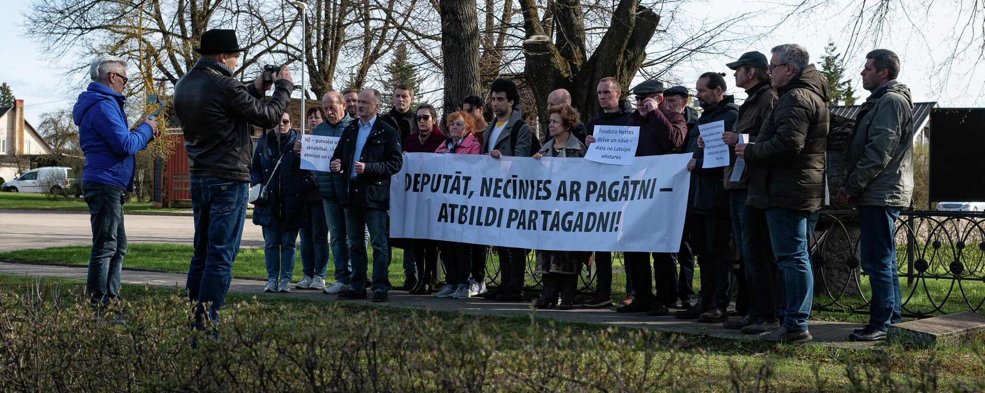 Представители РСЛ провели пикет против сноса памятного камня Теодору Нетте на станции Икшкеле - Sputnik Латвия, 1920, 12.05.2022