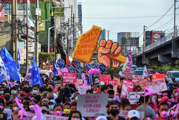 Демонстранты принимают участие в акции протеста по случаю Дня труда в Маниле 1 мая 2022 года. - Sputnik Латвия