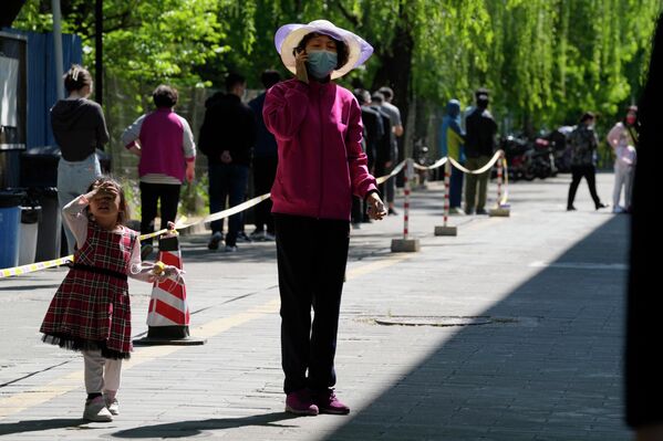Жители Пекина выстраиваются в очередь на тестирование на COVID, 1 мая 2022 года. В этом году правительство Китая запретило массовые мероприятия из-за новой вспышки коронавируса в стране. - Sputnik Латвия
