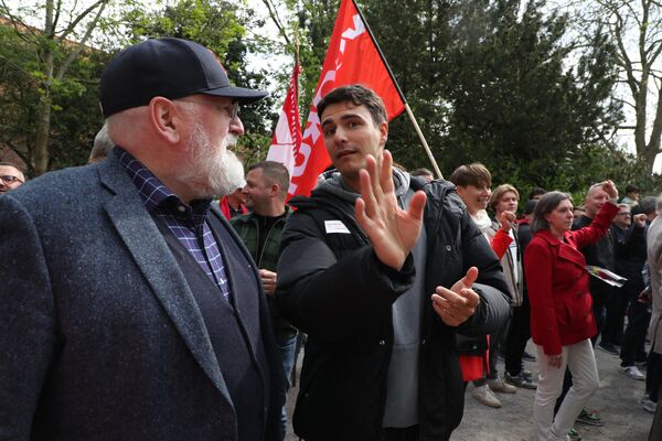 Комиссар ЕС Франс Тиммерманс (слева) принимает участие в собрании, созванном фламандской социалистической партией Vooruit во время ежегодного Первомая (Дня труда). Восточная Фландрия, Синт-Никлас, 1 мая 2022 года. - Sputnik Латвия