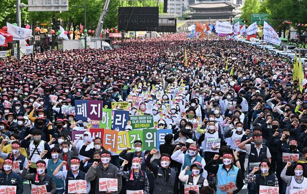 Члены Корейской Конфедерации профсоюзов проводят Первомайский митинг с призывом улучшить условия труда и права работников. Центр Сеула, 1 мая 2022 года. - Sputnik Латвия