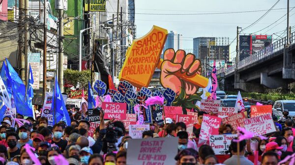 Demonstranti piedalās Darba dienai veltītās protesta akcijās Manilā  - Sputnik Latvija