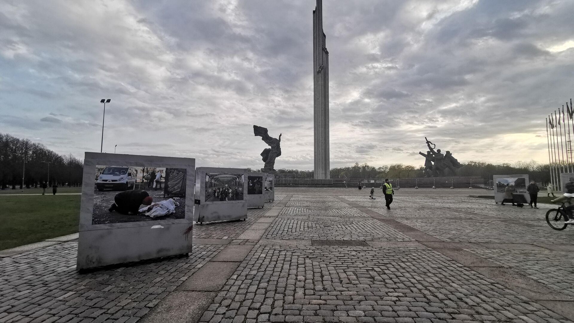 Власти Риги устроили выставку фотографий из Украины возле памятника Освободителям - Sputnik Latvija, 1920, 06.05.2022