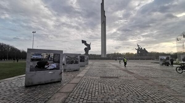 Власти Риги устроили выставку фотографий из Украины возле памятника Освободителям - Sputnik Latvija