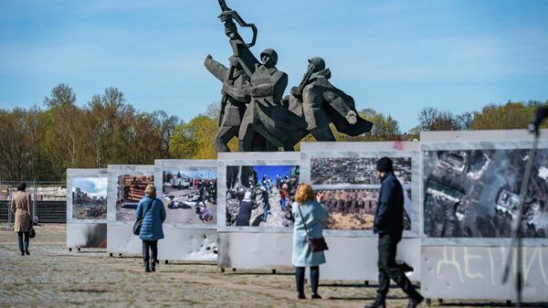 Рижские власти организовали у памятника Освободителям фотовыставку, посвященную событиям на Украине - Sputnik Латвия