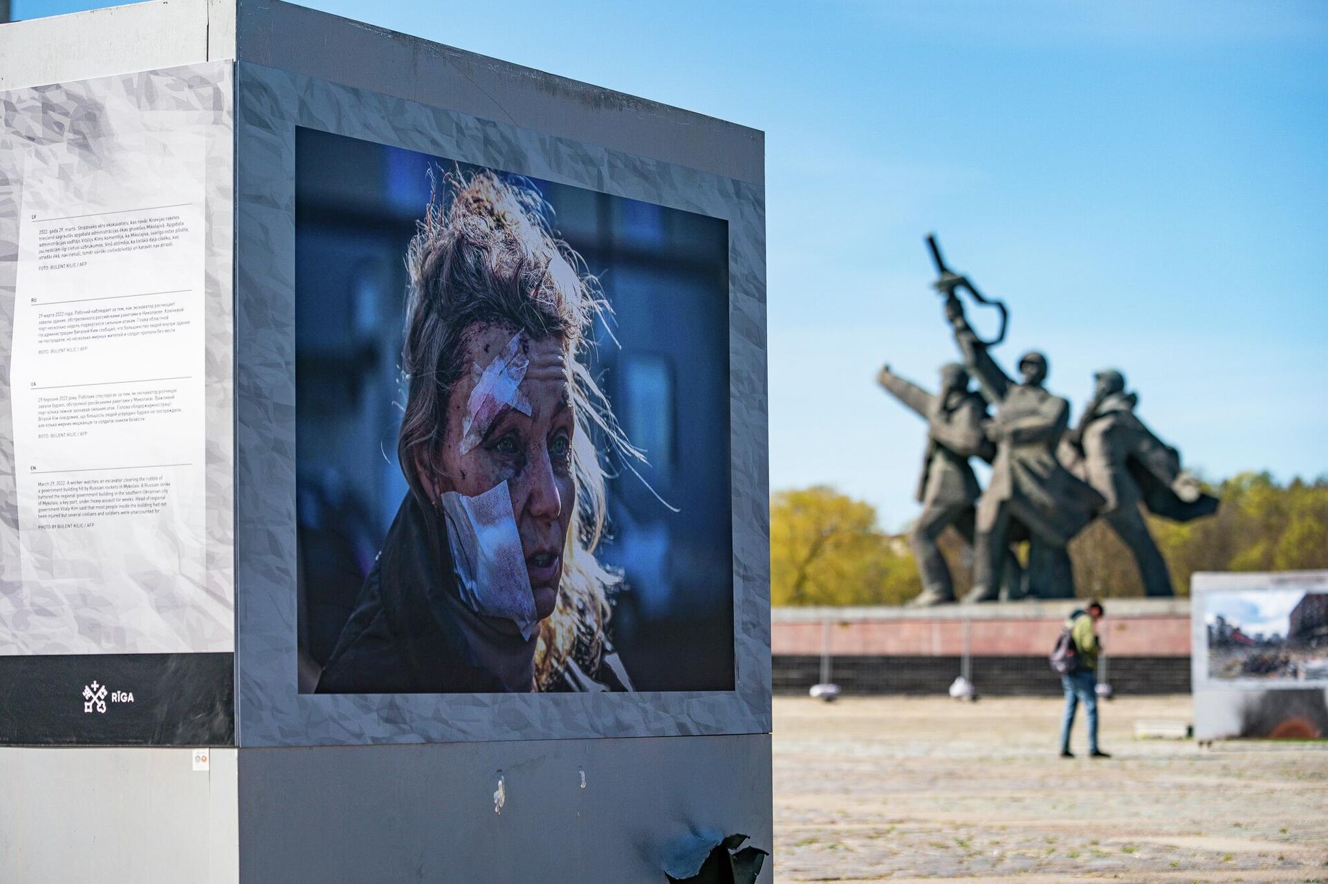 Рижские власти организовали у памятника Освободителям фотовыставку, посвященную событиям на Украине - Sputnik Латвия, 1920, 02.05.2022