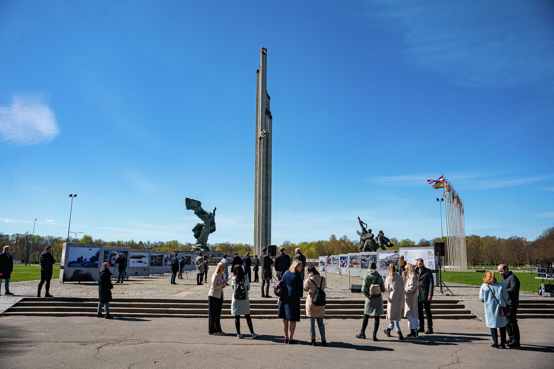 Рижские власти организовали у памятника Освободителям фотовыставку, посвященную событиям на Украине - Sputnik Латвия, 1920, 02.05.2022