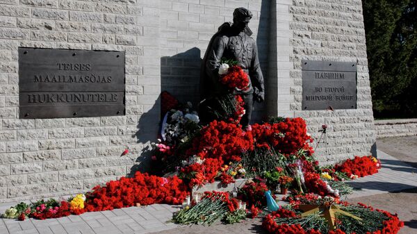 Цветы у монумента Павшим во Второй мировой войне на Военном кладбище в Таллине в День 76-й годовщины Победы в Великой Отечественной войне - Sputnik Латвия