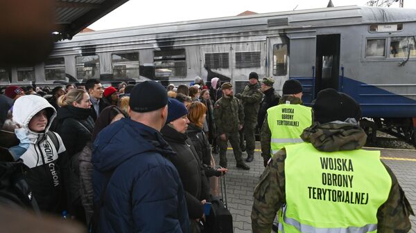 Жители Украины на железнодорожном вокзале в Пшемысле, прибывшие в Польшу из Львова - Sputnik Латвия