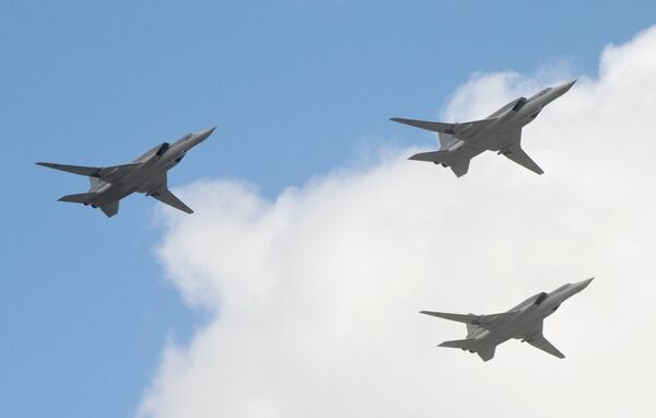 Дальние сверхзвуковые бомбардировщики-ракетоносцы Ту-22М3 на репетиции воздушной части парада в честь 77-й годовщины Победы - Sputnik Латвия
