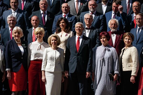 Депутаты Сейма и министры собрались для традиционного фотографирования по случаю празднования восстановления независимости Латвии. Депутаты Сейма и министры собрались для традиционного фотографирования по случаю празднования восстановления независимости Латвии. - Sputnik Латвия