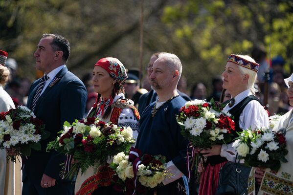 Анита Муйжниеце и Янис Борданс во время торжественного возложения цветов к памятнику Свободы, 4 мая 2022 года. Анита Муйжниеце и Янис Борданс во время торжественного возложения цветов к памятнику Свободы, 4 мая 2022 года. - Sputnik Латвия