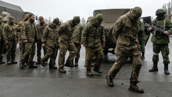 Добровольно сдавшиеся в плен военнослужащие украинской армии - Sputnik Латвия