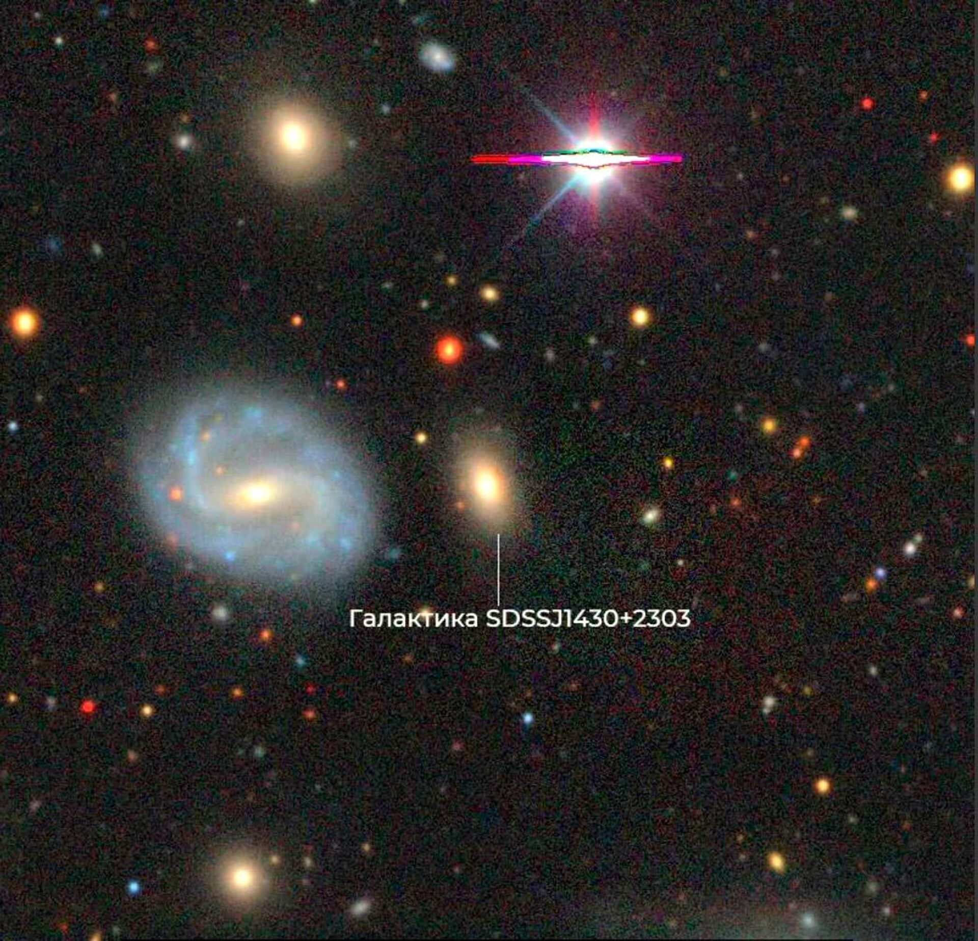 Сейфертовская галактика SDSSJ1430+2303, где, согласно моделированию, расположена тесная пара сверхмассивных черных дыр - Sputnik Latvija, 1920, 08.05.2022