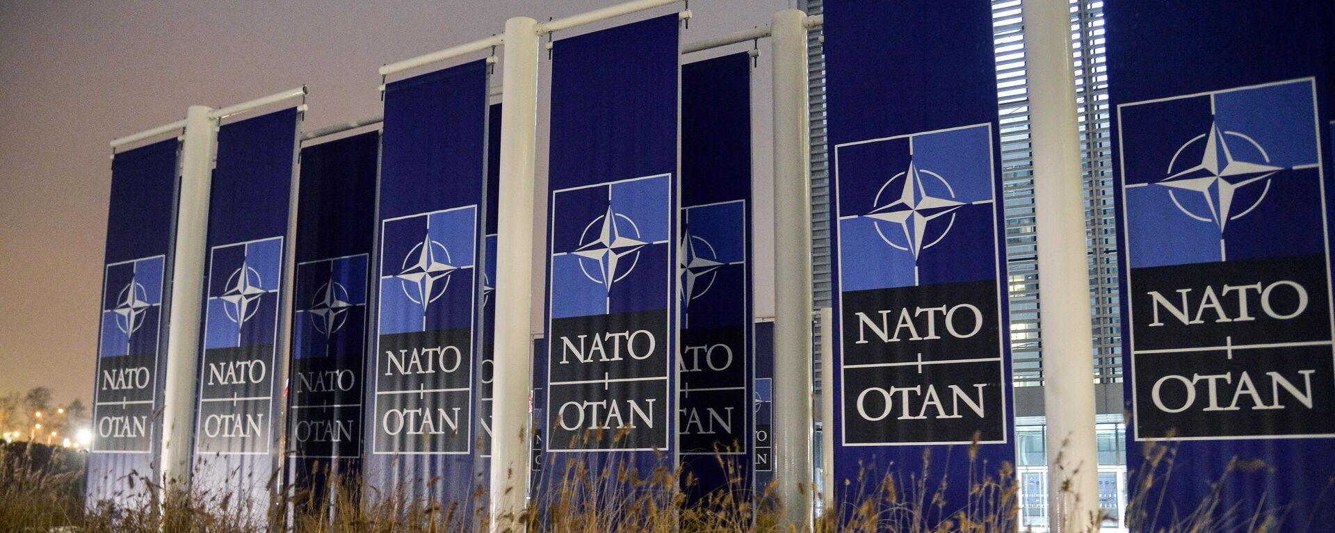 Баннеры с логотипом НАТО перед штаб-квартирой в Брюсселе - Sputnik Латвия, 1920, 06.05.2022