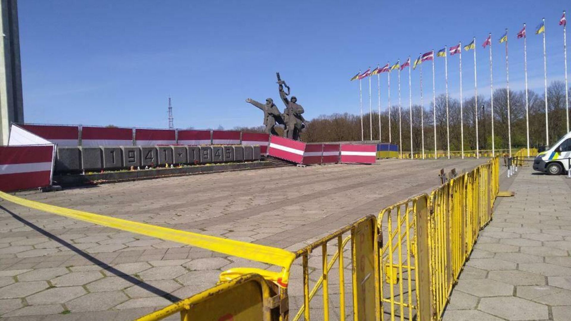 Флаги Латвии на заборе у памятника Освободителям - Sputnik Латвия, 1920, 09.05.2022