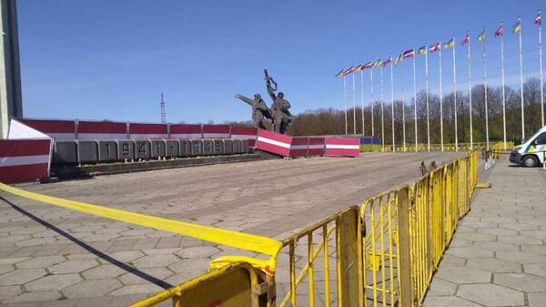 Флаги Латвии на заборе у памятника Освободителям - Sputnik Латвия