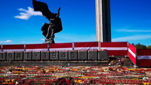 День Победы в Риге: возложение цветов у памятника Освободителям - Sputnik Латвия