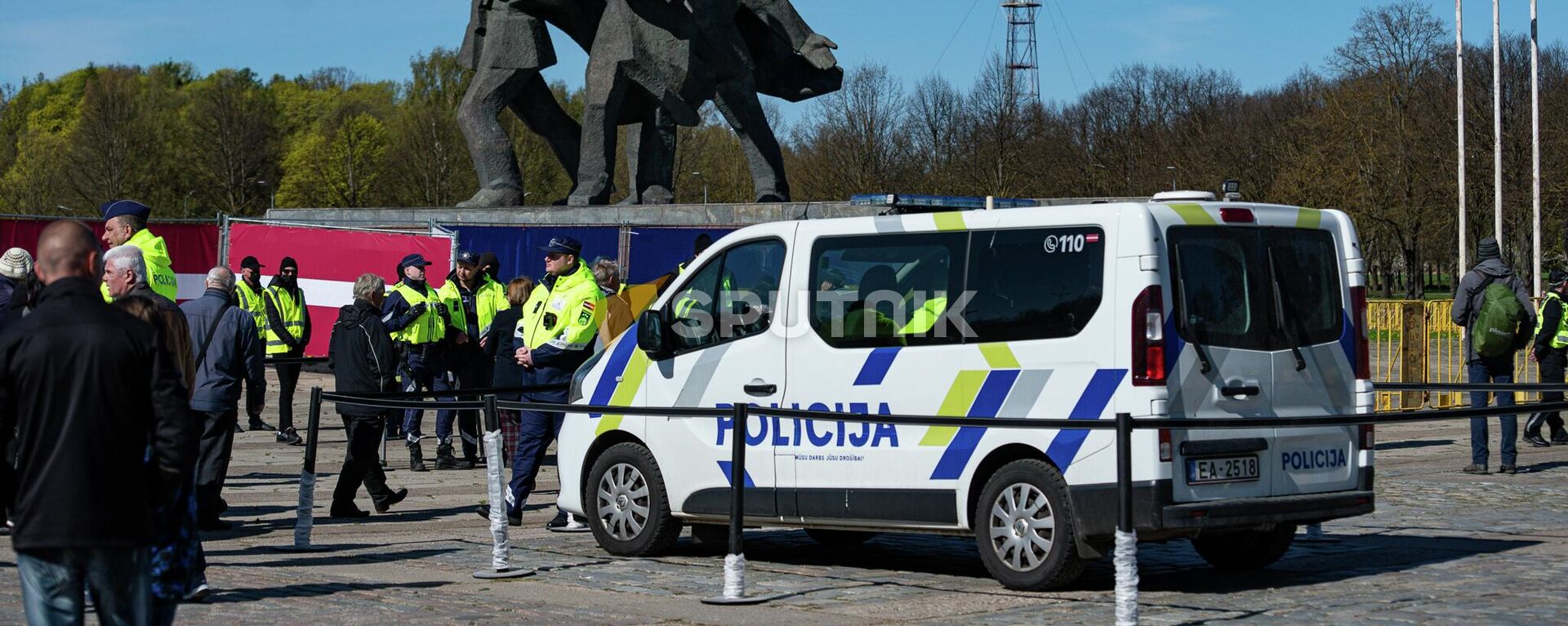 Полиция возле памятника Освободителям Риги, 9 Мая 2022 года - Sputnik Латвия, 1920, 09.05.2022