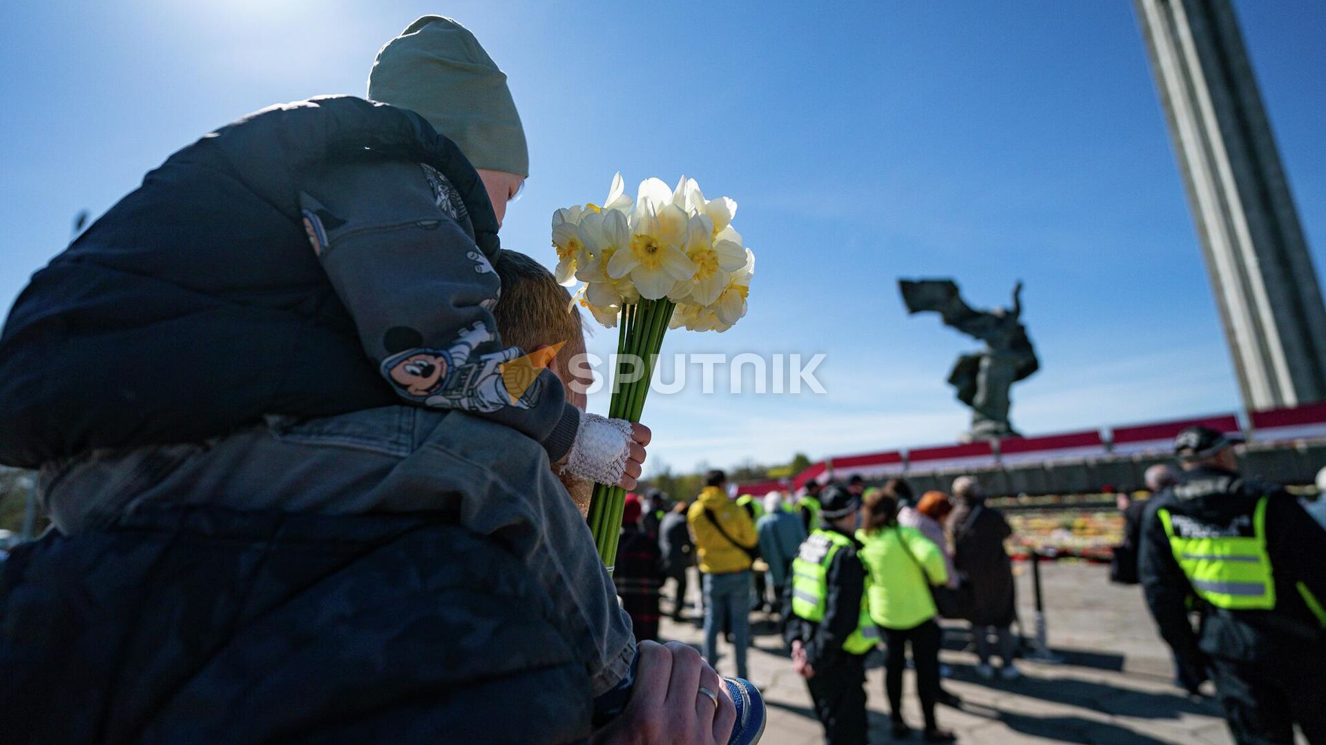 Обстановка у памятника Освободителям в Риге, 9 Мая 2022 года Обстановка у памятника Освободителям в Риге, 9 Мая 2022 года - Sputnik Латвия, 1920, 09.05.2022