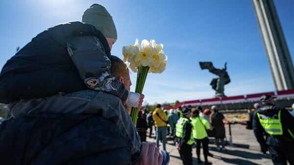 Обстановка у памятника Освободителям в Риге, 9 Мая 2022 года - Sputnik Латвия