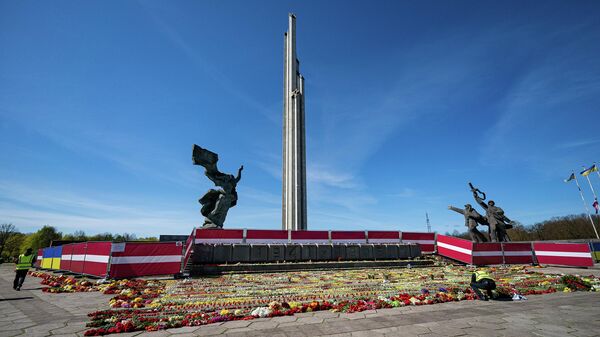 Обстановка у памятника Освободителям в Риге 9 мая 2022 года - Sputnik Латвия