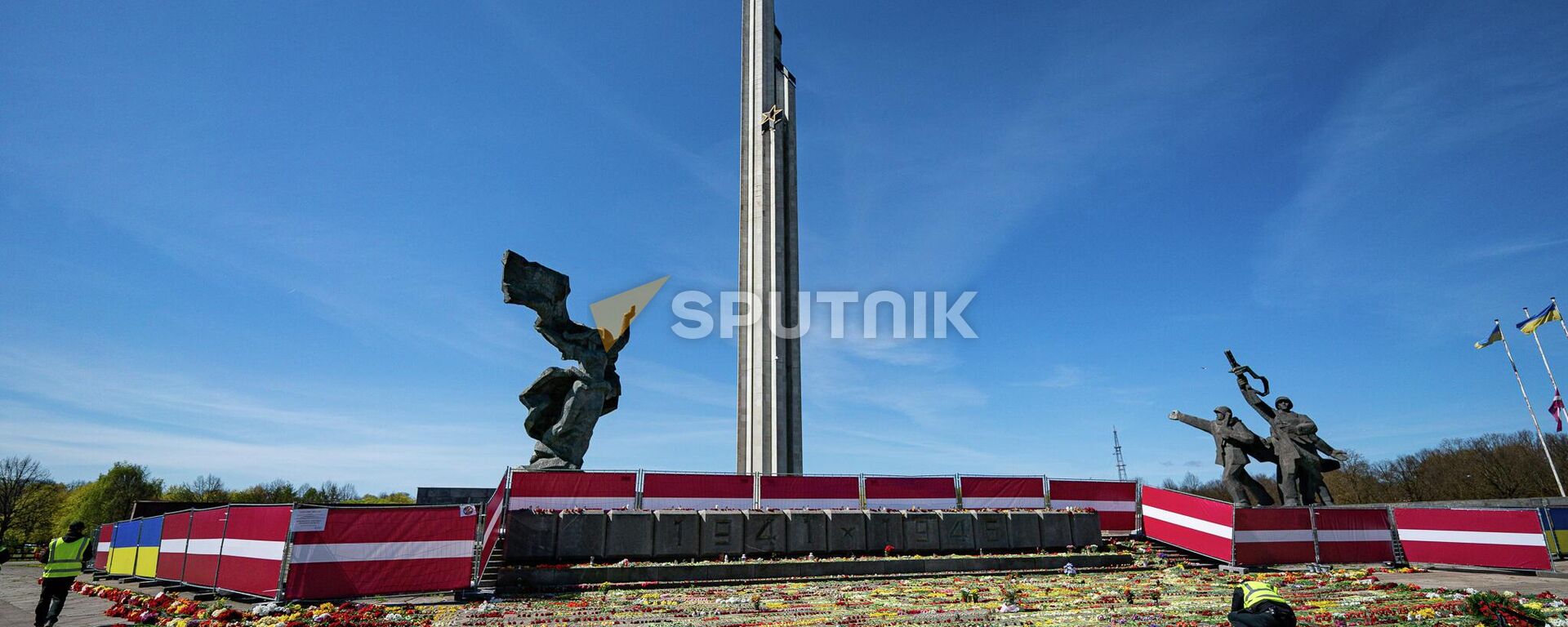 Обстановка у памятника Освободителям в Риге 9 мая 2022 года - Sputnik Латвия, 1920, 03.08.2022