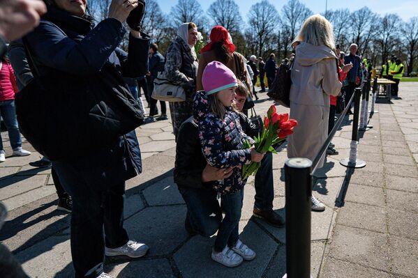 К памятнику Освободителям 9 мая приходили целыми семьями. К памятнику Освободителям 9 мая приходили целыми семьями. - Sputnik Латвия