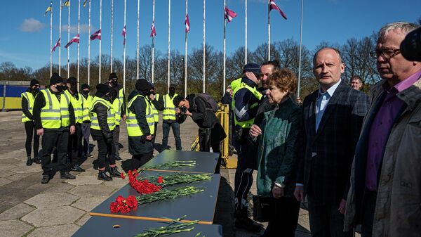 Мирослав Митрофанов и Татьяна Жданок у памятника Освободителям в Риге, 9 Мая 2022 года - Sputnik Латвия