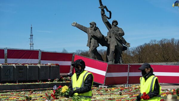 Обстановка у памятника Освободителям в Риге 9 Мая 2022 года
 - Sputnik Латвия