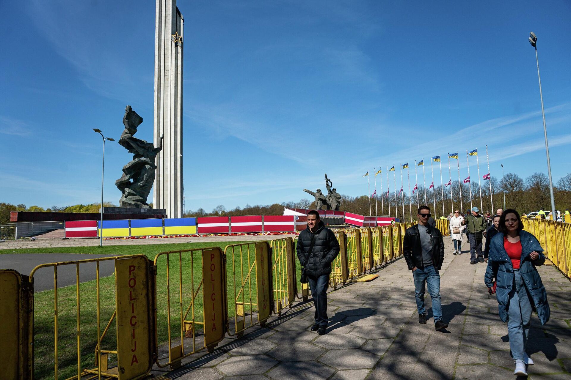 Обстановка у памятника Освободителям в Риге 9 Мая 2022 года
 - Sputnik Латвия, 1920, 09.05.2022