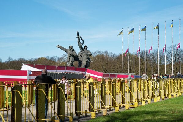 В пятницу, 6 мая, ночью власти города растянули флаги на заграждениях вокруг памятника. - Sputnik Латвия