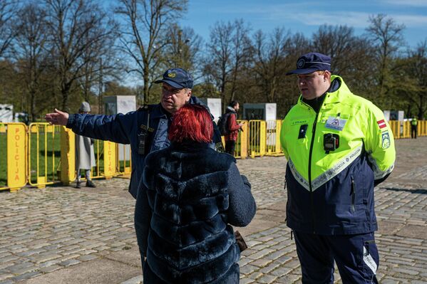 Полиция Риги тщательно следила за обстановкой у памятника. - Sputnik Латвия