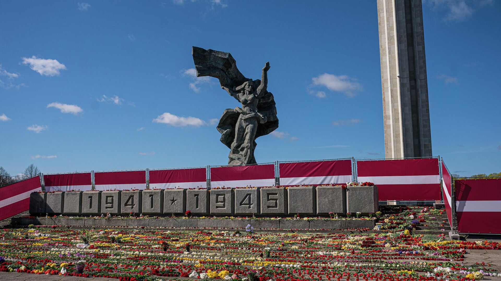 Обстановка у памятника Освободителям в Риге 9 Мая 2022 года - Sputnik Латвия, 1920, 10.05.2022