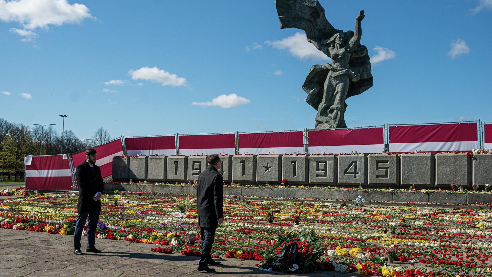 Обстановка у памятника Освободителям в Риге 9 Мая 2022 года - Sputnik Латвия, 1920, 19.05.2022