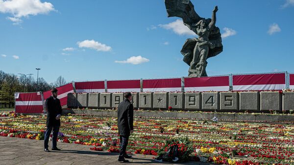 Обстановка у памятника Освободителям в Риге 9 Мая 2022 года - Sputnik Латвия