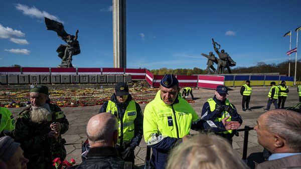 Обстановка у памятника Освободителям в Риге 9 Мая 2022 года - Sputnik Латвия