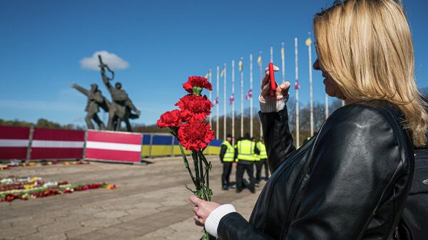 Обстановка у памятника Освободителям в Риге 9 Мая 2022 года - Sputnik Latvija