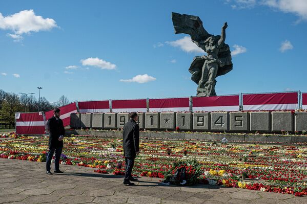 Padomju karavīriem veltītais monuments grimst ziedos - Sputnik Latvija
