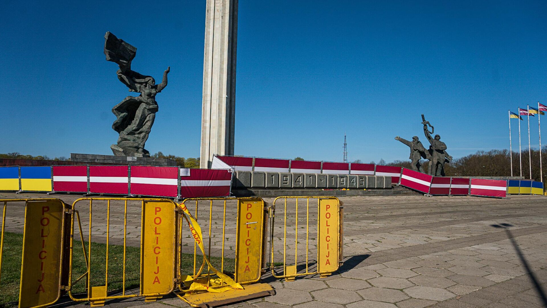 Жители Риги 10 мая вновь возлагают цветы к памятнику Освободителям - Sputnik Латвия, 1920, 11.05.2022