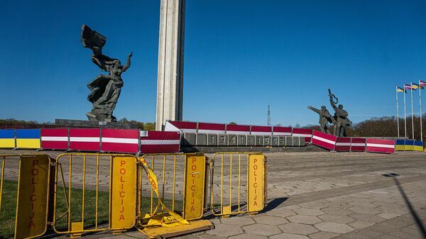 Жители Риги 10 мая вновь возлагают цветы к памятнику Освободителям - Sputnik Латвия