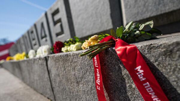 Жители Риги 10 мая вновь возлагают цветы к памятнику Освободителям - Sputnik Latvija