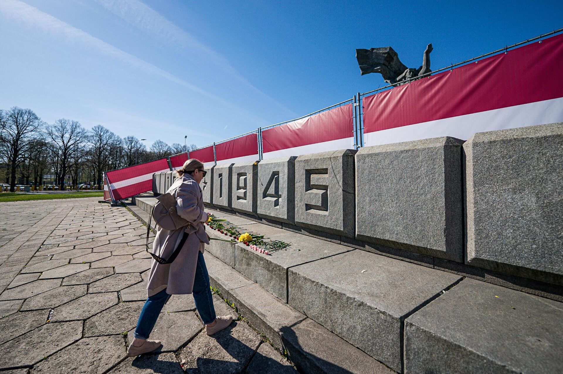 Жители Риги 10 мая вновь возлагают цветы к памятнику Освободителям - Sputnik Latvija, 1920, 10.05.2022