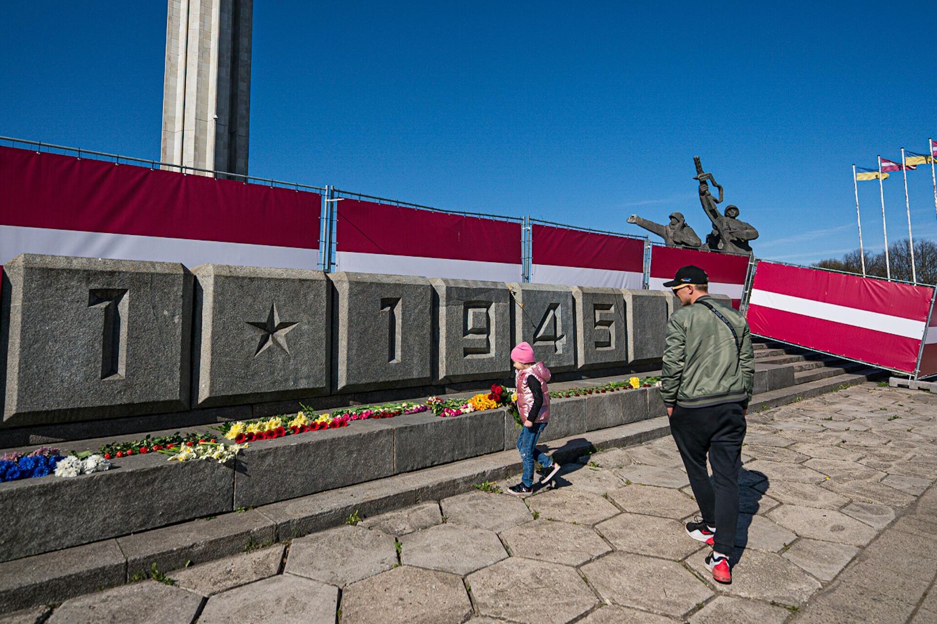 Жители Риги 10 мая вновь возлагают цветы к памятнику Освободителям Жители Риги 10 мая вновь возлагают цветы к памятнику Освободителям - Sputnik Латвия, 1920, 10.05.2022